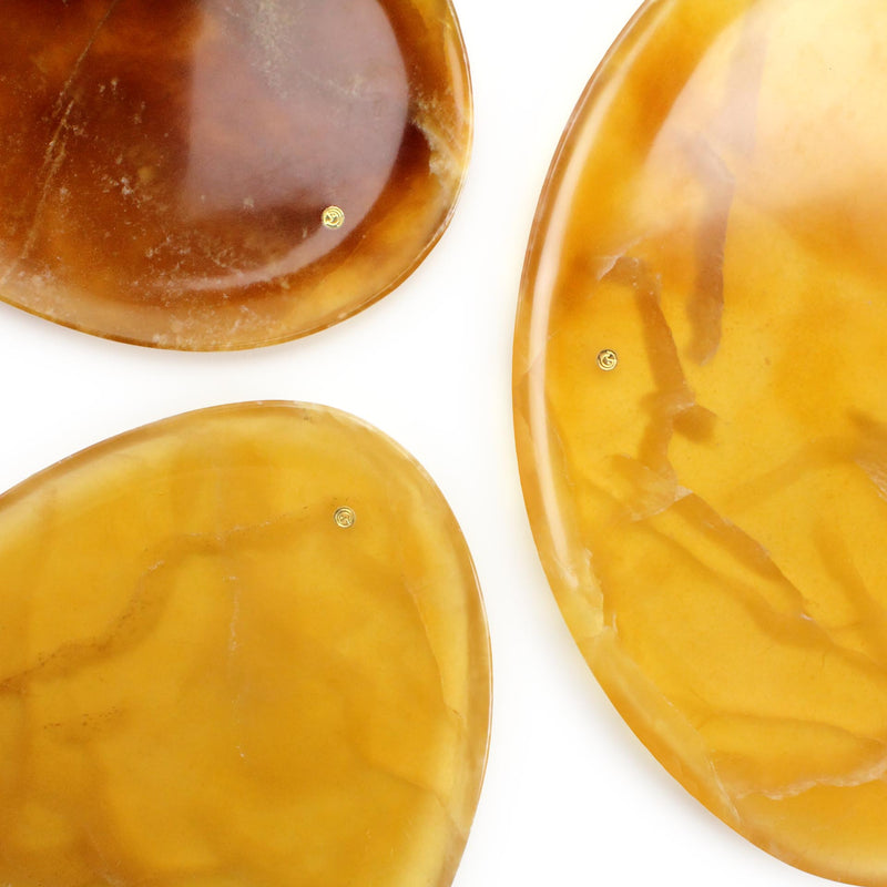 Set of presentation plates in amber onyx