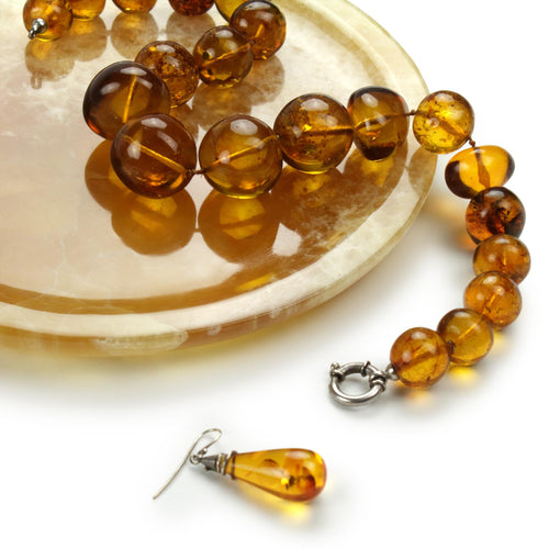 Circular presentation plate in amber onyx